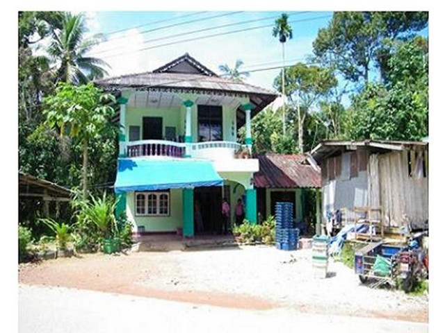   Code ID : PGNWT5415  ราคา  1,500,000   บาท ▸ เนื้อที่ 54.10 ตร.ว  พื้นที่ใช้สอย 246 ตร.ม.  * 3 ห้องนอน 24ห้องน้ำ   * 1 ที่จอดรถ   บ้านหันไปทางทิศตะวันออก  พิกัดทรัพย์ : https://maps.app.goo.gl/e8QauB2HMtQbJCCe7  สถานที่ใกล้เคียง ▸ใกล้  โรงพยาบาลระแงะ ▸ใกล้  ตลาดนัดตันหยงมัสเก่า ▸ใกล้  PTT Station ปตท.ตันหยงมัส ▸ใกล้  สถานีรถไฟตันหยงมัส  สอบถามเพิ่มเติม / นัดชม โทร. 097-419-5982(พลอย) โทร. 096-932-4624(ออมสิน) Line : @panaya (มี@ด้านหน้า)  ปรึกษาสินเชื่อฟรี One Stop Service ดูแล