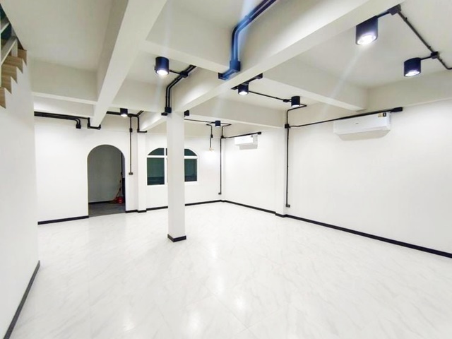 เครื่องใช้ไฟฟ้า ติด เซ็นทรัลปิ่นเกล้า HOmeoffice 5ชั้น ไม่เคยอยู่ 5นอน 4น้ำ  12แอร์ 33ตรว.จอดรถ 5 คัน ขาย 15.9 ล้านบาท MRTบางยี่ขัน 1.1 กม.