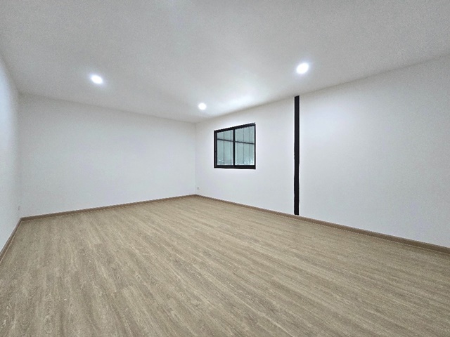 พัฒนาการ34-42  รถไฟฟ้าสีเหลือง อ่อนนุช33-43 โชว์รูม ศรีนครินทร์ 100-200ตรม.โกดัง ออฟฟิศ ให้เช่า ใจกลางเมือง