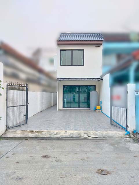 มหาดไทย เลียบทางด่วน ให้เช่า ทาวน์เฮ้าส์ 2ชั้น 2 นอน  หลังริม รถไฟฟ้า ลาดพร้าว 83 1.7กม. ใกล้เซ็นทรัลอีสวิลล์ CDC 32 ตรว 7-eleven 