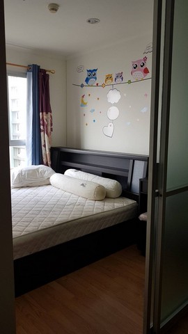 ให้เช่าลุมพินี พาร์ค ปิ่นเกล้า บนถนนบรมราชชนนี เยื้องเซ็นทรัลปิ่นเกล้า (เดินเพียง 2 นาที) ห่างจากเมเจอร์ปิ่นเกล้า 200 เมตรห้องสวย-สะอาด อยู่สบาย ขนาด 28 ตารางเมตร กั้นส่วนระหว่างห้องนอน และส่วนนั่งเล่น/ทำงาน&ครัว/รับประทาน พร้อมเฟอร์นิเจอร์และเครื่องใช้ไฟฟ้าครบ พร้อมเข้าอยู่ ภายในอาคาร A ชั้น 12เฟอร์นิเจอร์ และเครื่องใช้ไฟฟ้าภายในห้อง:1. เตียงนอน 6 ฟุต พร้อมฟู