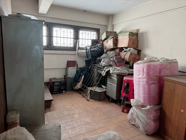 ขายด่วน! อาคารพาณิชย์ 4.5 ชั้น ในตลาดบางบัวทอง 18 ตร.ว. 3 ห้องนอน 2 ห้องน้ำ