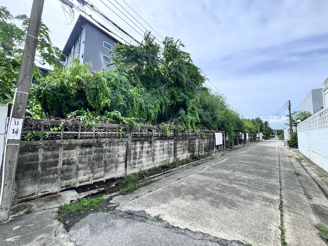 รายละเอียดที่ดิน 247 ตรว.ถมแล้วหมู่บ้านนภาลัย ซอย 7 แขวงบางนา เขตพระโขนง กทม.รูปที่ดิน สี่เหลี่ยมผืนผ้า กว้าง 45*ลึก 22 เมตรหันทิศตะวันออก ถนนกว้าง 6เมตรผังเมืองสีส้ม ที่อยู่อาศัยหนาแน่นปานกลางเหมาะสำหรับที่อยู่อาศัย/ออฟฟิศสำนักงานFAR 5:1 OSR 6%ทำเล600เมตรจากสถานีรถไฟฟ้าแบริ่งใกล้ทางด่วนบางนา ทางด่วนบูรพาวิถีสายบางนา-ชลบุรีเข้าออกได้สองทาง ถนนสุขุมวิท และถนนสรรพาว