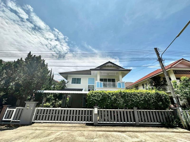 ขายบ้านเดี่ยว 2 ชั้น ในอำเภอเมืองเชียงใหม่ เดินทางสะดวก อยู่ใกล้กาดวรุณ ราคา: 3.49 ล้านบาทสามารถเข้า/ออกทางถนนมหิดล / ถนนเชียงใหม่-หางดง / ถนนวงแหวนรอบกลาง / ถนนเลียบแม่น้ำปิง.รายละเอียด:- หมู่บ้านสริตาพาร์ค (เป็นหมู่บ้านขนาดเล็ก มีบ้านประมาณ 30 หลัง) ต.ป่าแดด อ.เมืองเชียงใหม่ จ.เชียงใหม่- เนื้อที่ 56 ตารางวา -พื้นที่ตัวบ้าน 131.50 ตารางเมตร- 3 ห้องนอน (1 ห้องนอนใหญ่ / 2 ห้องนอน