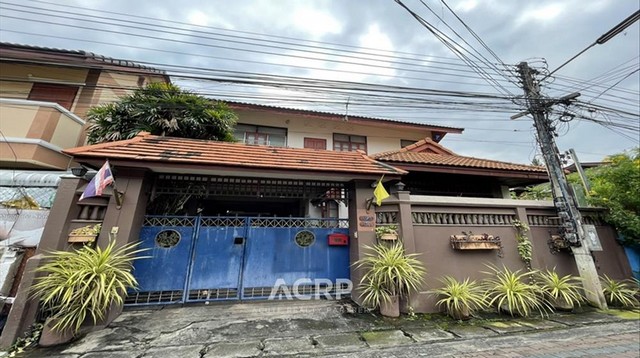 ขายหอพักพร้อมบ้านพัก ในคูเมือง ต.พระสิงห์ จ.เชียงใหม่ ที่ดิน 104 ตร.ว. 3 ชั้น19 ห้องพัก และบ้านพักอาศัย 4 ห้องนอน อยู่ในแหล่งท่องเที่ยวที่มีนักท่องเที่ยวพลุกพล่าน ย่านร้านอาหาร ร้านกาแฟ ทำเลทองใจกลางเมืองเชียงใหม่ เหมาะแก่การทำธุรกิจ เดินทางสะดวกสบาย ใกล้ถนนคนเดินวันอาทิตย์ ตลาดวโรรส (กาดหลวง)  ขาย 30,000,000 บาท (รหัสทรัพย์ ApH-601027-0010)Contact Us+66 (0)88 268 2000info@acuterealtyconsultant.comLine Official : http://lin.ee/N9TaR0qAdd friend