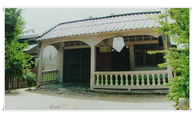   Code ID : PGPNI5401  ราคา 630,000  บาท ▸ เนื้อที่ 95 ตร.ว  พื้นที่ใช้สอย 148.5 ตร.ม.  * 2 ห้องนอน 1 ห้องน้ำ   * 1 ที่จอดรถ   บ้านหันไปทางทิศใต้  พิกัดทรัพย์ : https://maps.app.goo.gl/NRnyQRB8o76WVRPMA  สถานที่ใกล้เคียง ▸ใกล้  โรงเรียนบ้านศาลาสอง ▸ใกล้  โรงพยาบาลส่งเสริมสุขภาพตำบลสะดาวา ▸ใกล้  ตลาดนัดปูยุด ▸ใกล้  มหาวิทยาลัยสงขลานครินทร์ วิทยาเขตปัตตานี  สอบถามเพิ่มเติม / นัดชม โทร. 097-419-5982(พลอย) โทร. 096-932-4624(ออมสิน) Line : @panaya (มี@ด้านหน้�