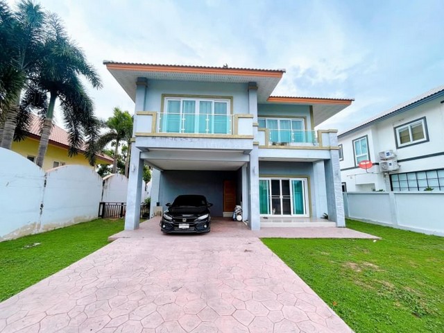 TEL :088-559 5199 คุณเอLine: https://line.me/ti/p/C0eGe0whLXหมู่บ้านเอลแกรนด์ El Grande พัทยาขายบ้านเดี่ยว 2 ชั้น ใจกลางเมืองพัทยาหมู่บ้านเงียบสงบมากๆ มีแต่ชาวต่างชาติราคา 12.9 ล้านบาทราคาต่อรองได้ค่าโอน 50/50เนื้อที่ 140 ตรว. (560 ตรม.)3 ห้องนอน 3 ห้องน้ำ ห้องรับแขก1 ห้องครัวโรงจอดรถเฟอร์นิเจอร์บิ้วอินทั้งหลังแอร์ 4 เครื่อง / ตู้เย็น / เครื่องซักผ้า / โซฟาค่าส่วนกลางเดือนละ 3,000 บาทถนนในหมู่บ้านกว้างขวาง มีรปภ. 24 