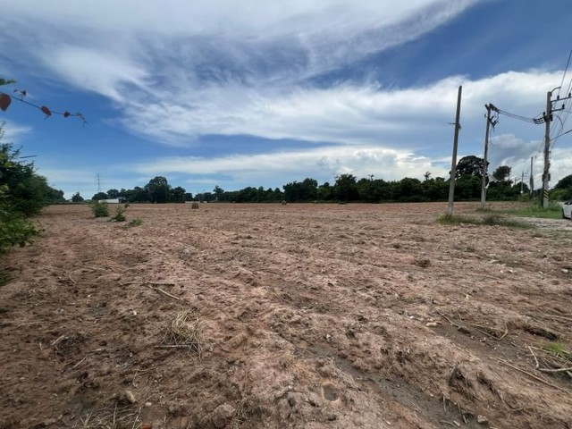 TEL :088-559 5199 คุณเอLine: https://line.me/ti/p/C0eGe0whLXด่วน! ขายที่ดินแปลงสวย ราคาถูก ติดถนน ซอยบ่อหิน ศรีราชาขนาด 5 ไร่ 1 งาน 1 ตารางวาราคาไร่ละ 4 ล้าน( ราคายกแปลง 12,010,000 บาท )ค่าโอน 50/50- เดินทางสะดวก เหมาะทำบ้านพักอาศัย - พูลวิลล่า โครงการจัดสรรT : A13                                                                                     