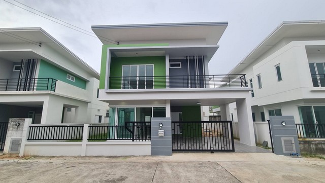 ขายบ้านเดี่ยว 2 ชั้น ใกล้สวนเสือศรีราชา ชลบุรี  ตำบลหนองขาม อำเภอศรีราชา จังหวัดชลบุรี บ้านใหม่มือ 1 รีโนเวทเก็บงานให้ใหม่- ขนาด 54 ตารางวา  ราคาพิเศษ!!! เพียง 2 หลังเท่านั้น (3,199,000 บาท)- ขนาด 58 ตารางวา ราคาพิเศษ !!! จากปกติราคา  4,040,000  ขายราคา 3.29 ล้านบาท - ทำเลดี เดินทางสะดวก อยู่ใกล้สวนเสือศรีราชา- บ้านมือ1 ทางโครงการปรับปรุงรีโนเวทเก็บงานให้ใหม่ทั้งหลัง- 3 ห้องนอน 3 ห้องน้ำ 2 จ