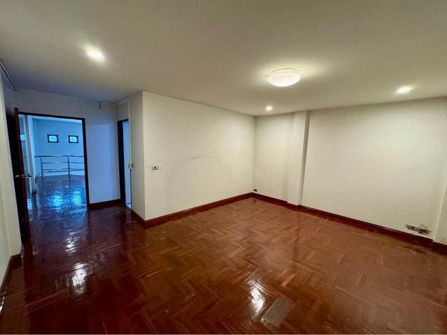 EPL-HR3616 ให้เช่าทาวน์เฮ้าส์ 4 ชั้น ซอยวิภาวดี 42 ใกล้ ม.เกษตรศาสตร์ เนื้อที่ 30 ตรว. พื้นที่ 120 ตร.ม. 4 ห้องนอน 4 ห้องน้ำ  ที่จอดรถ 2 คัน