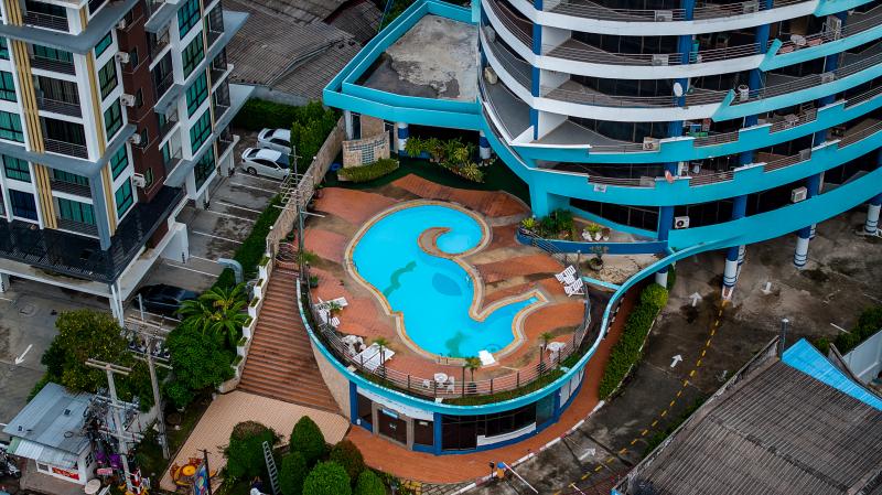  ให้เช่าคอนโดรอยัลซีพาเลขชั้น 6 ขนาด 79 ตรม. 2 ห้องทะลุเข้าหากัน1 ห้องนอน 2 ห้องน้ำ ราคา 6.59 ล้านบาทเช่า  25,000 บาท  สัญญา 1 ปี พร้อมเฟอร์นิเจอร์ครบ หิ้วกระเป๋าเข้าอยู่ได้ทันทีติดทะเลบางแสน วิวทะเลสุด 180 องศา  มองออกมาเห็นทะเลสุดลูกหูลูกตา บรรยากาศดีมาก เหมาะกับการเป็นบ้านพักตากอากาศหรือซื้อเก็บเป็นทรัพย์สิน ทำเลแบบนี้ปัจจุบันหายากแล้วเดินทางง่าย เข้ากรุงเทพก็สะด