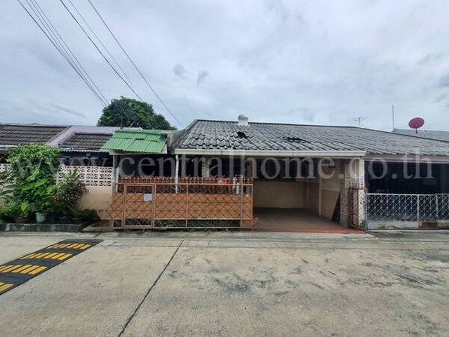 รหัสทรัพย์ : N0039ทาวน์เฮ้าส์ ชั้นเดียว หมู่บ้านกอบกาญจน์  ราชพฤกษ์ บางเลน15ที่ตั้ง : หมู่ที่ 9 ตำบลบางเลน อำเภอบางใหญ่ จังหวัดนนทบุรีรายละเอียดทรัพย์ - เนื้อที่ 25 ตร.ว เนื้อที่ใช้สอย 80 ตร.ม หน้ากว้าง 7 เมตร- 2 ห้องนอน 1 ห้องน้ำ - 1 ห้องนั่งเล่น 1 ห้องครัว 1 ห้องทำงาน- พื้นปูน​​​​​​- ​ต่อเติมครัว - จอดรถได้ 1 คัน สถานที่สำคัญ ใกล้เคียง :- โรงเรียนเตรียมอ