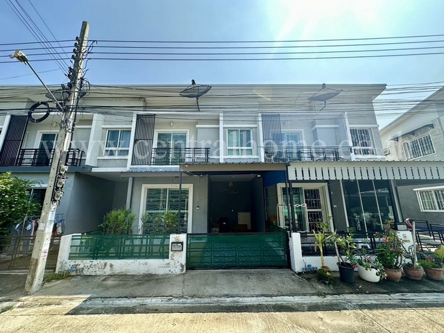 รหัสทรัพย์ 5120ทาวน์เฮ้าส์ นิรันดร์ วิลล์ 9 ราคาถูกที่สุดในโครงการที่ตั้ง  ถนนบัวนครินทร์ (ถนนหนามแดง-บางพลี) ตำบลบางแก้ว อำเภอบางพลี สมุทรปราการ 10540รายละเอียดทรัพย์- ทาวน์เฮ้าส์ 2 ชั้น, ขนาดพื้นที่ 19.5 ตารางวา, พื้นที่ใช้สอย 103 ตารางเมตร- 3 ห้องนอน, 2 ห้องน้ำ, 1 ห้องครัว, 1 ห้องนั่งเล่น, 1 ที่จอดรถ - ต่อเติมทำหลังคาด้านหน้า และด้านหลัง ทำเคาน์เตอร์ครัว&nb