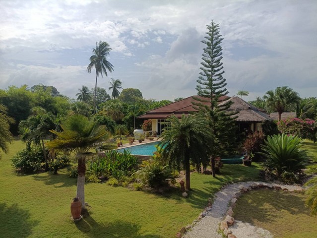 พลูวิลล่า วิวภูเขา พร้อมบ้านพักส่วนตัวพร้อมของแถมภายในทั้งหมดพิกัด ต.ขนอม อ.ขนอม จ.นครศรีธรรมราชเนื้อที่ทั้งหมด 1-3-30 ไร่ประกอบด้วยบ้านเดี่ยว หลังที่ 1 4 ห้องนอน 2 ห้องน้ำ 2 ห้องอาบน้ำสระว่ายน้ำสนามแบดมินตัน 1 สนามสนามเปตอง 1 สนามโต๊ะปิงปอง 1 โต๊ะบ้านเดี่ยว หลังที่ 21 ห้องนอน 1 ห้องน้ำ1 ห้องเก็บของ (ห้องใหญ่)ราคา 17,000,000 บาทเหมาะสำหรับทำพลูวิลล่าบ้านพักส่วนตัวสถานใกล้