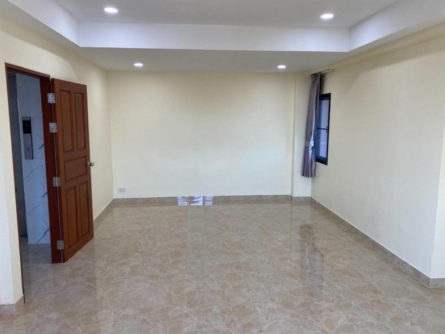 PB4497 ให้เช่าอาคาร 5 ชั้น ซอยลาดพร้าว 110 ใกล้รถไฟฟ้าสายสีเหลือง เข้าซอยไม่ลึกสามารถเดินได้สะวดก