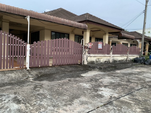 บ้านเดี่ยว ชั้นเดียว โครงการ เปี่ยมสุขถนน ยุทธศาสตร์ ซอย ยุทธศาสตร์ 10พิกัด ต.ปากแพรก อ.ทุ่งสง จ.นครศรีธรรมราชเนื้อที่ทั้งหมด 67 ตรว.หน้ากว้าง 16 เมตร ลึก 17 เมตรตัวบ้านประกอบไปด้วย3 ห้องนอน 2 ห้องน้ำ 4 ที่จอดรถราคา 2,900,000 บาทสถานใกล้เคียง- สวนสาธารณะเฉลิมพระเกียรติ- ชุมทางทุ่งสง- โรงพยาบาลทุ่งสง- สนามกีฬาชนโค เมืองทุ่งสง- โรงเรียนกีฬาเทศบาลเมืองทุ่งสง- สหไทยพลาซ่า ทุ่