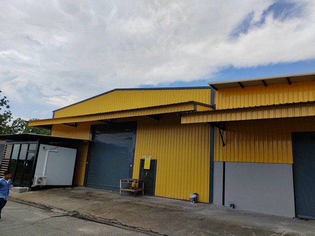 BRA504 ให้เช่าโกดัง พื้นที่500 ตรม. ซอยไอยรา คลองสอง ปทุมธานี  ใกล้ ตลาดไท สนใจติดต่อ : คุณสราวุฒิ Tel. 0994108945 Line : ballwuth เนื้อที่โรงงาน 100 ตรว.เนื้อที่ใช้สอยรวม 500 ตรม.อยู่คลองสอง ซ.ไอยรา  ใกล้ตลาดไทมีโซนออฟฟิศ 18ตรม.1แอร์ 3ห้องน้ำมีใบอนุญาตก่อสร้างโรงงานถูกต้องไฟ 3 เฟสน้ำไฟ พร้อมใช้ที่จอดรถ4-5คัน เหมาะสำหรับกิจการขนาดเล็ก ครอบครับ เก็บสินค้าให้เช่า 45,000 บาทต่อเดือนล่วงหน้า1เดือน ปร