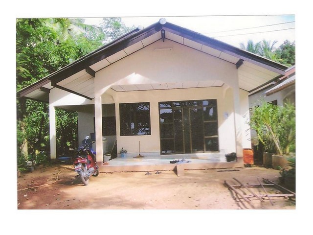   Code ID :  PGPLG5301  ราคา  830,000 บาท ▸ เนื้อที่ 88 ตร.ว  พื้นที่ใช้สอย 122 ตร.ม.  * 2 ห้องนอน 3 ห้องน้ำ   * 1 ที่จอดรถ   บ้านหันไปทางทิศตะวันตกเฉียงเหนือ  พิกัดทรัพย์ : https://maps.app.goo.gl/zufe1Fq1BjiYxT387  สถานที่ใกล้เคียง ▸ใกล้  โรงพยาบาลพัทลุง ▸ใกล้  ตลาดสดเทศบาลเมืองพัทลุง ▸ใกล้  สถานีรถไฟพัทลุง    ▸ใกล้  วัดคูหาสวรรค์  สอบถามเพิ่มเติม / นัดชม โทร. 097-419-5982(พลอย) โทร. 096-932-4624(ออมสิน) Line : @panaya (มี@ด้านหน้า)  ปรึกษาสินเชื่อฟรี One Stop Ser