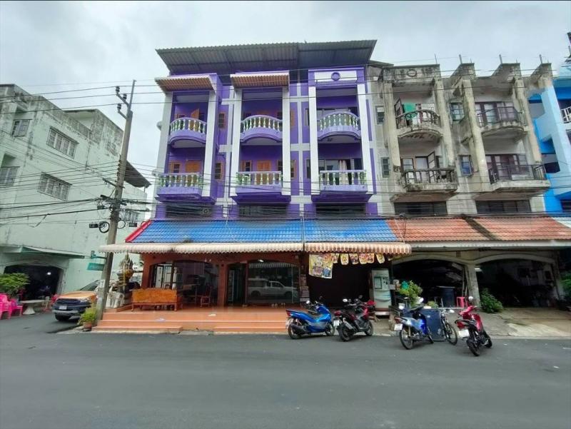 ขายด่วนมาก !! ตึกอาคารพานิชย์ 2 คูหา อยู่ในซอย เทศบาลบางปู 36 เข้าซอยเพียง 130 เมตร ห่างแม็คโครแพรกษา 1 กม. ต. แพรกษา อ.เมือง  จ. สมุทรปราการ ทำเลดีมาก ติดถนนเมน สองห้องหัวมุม เหมาะสำหรับทำการค้าขาย เปิดหน้าร้าน ทำโรงงาน ทำโกดังเก็บของ จอดรถได้หลายคัน ราคาดีที่สุดในละแวกนี้ CODE: LUR-S0852 #เมืองสมุทรปราการ / #Samutprakarn #อาคารพานิชย์แพรกษาราคาถูกรายละเอียด- 6 นอน 2 น้ำ 2 ที่จอดรถ - 3.5 ชั้น