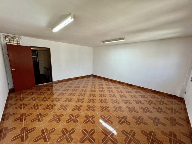 ให้เช่าทาวน์เฮ้าส์ 4 ชั้น 4 ห้องนอน ซอยวิภาวดีรังสิต 42 ซอย 18 ลาดยาว จตุจักร  ใกล้ ม.เกษตรศาสตร์ ใกล้รถไฟฟ้าเสมียนนารี