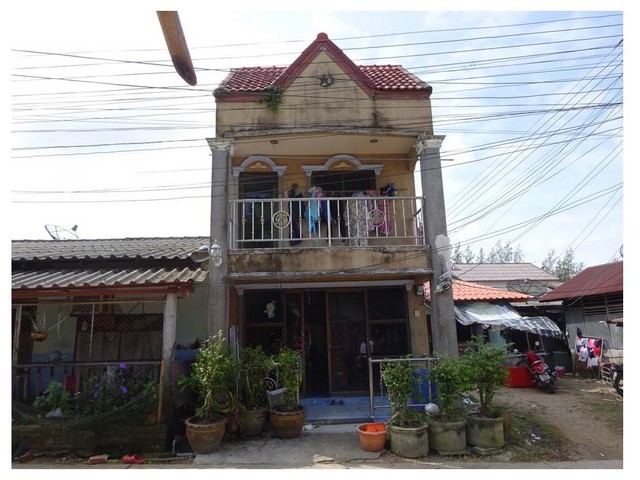   Code ID : PGPLG600016  ราคา  1,020,000  บาท ▸ เนื้อที่ 23.90 ตร.ว  พื้นที่ใช้สอย 152 ตร.ม.  * 3 ห้องนอน 2 ห้องน้ำ   * 1 ที่จอดรถ   บ้านหันไปทางทิศตะวันออกเฉียงเหนือ  พิกัดทรัพย์ : https://maps.app.goo.gl/8GSqE5rYZx1Er9EJ9  สถานที่ใกล้เคียง ▸ใกล้  โรงพยาบาลปากพะยูน ▸ใกล้  วัดรัตนาราม ▸ใกล้  ตลาดปากพะยูน  ▸ใกล้  วัดหัวควน  สอบถามเพิ่มเติม / นัดชม โทร. 097-419-5982(พลอย) โทร. 096-932-4624(ออมสิน) Line : @panaya (มี@ด้านหน้า)  ปรึกษาสินเชื่อฟรี One Stop Service ดูแลตั้งแต่ต�