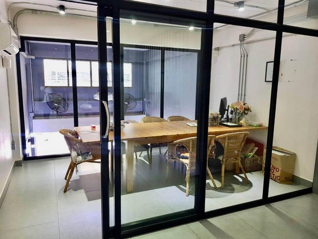 ให้เช่าโฮมออฟฟิศ 5 ชั้นครึ่ง อยู่ในซอยนราธิวาสราชนครินทร์ 22 ใกล้รถไฟฟ้าเดินทางสะดวก พร้อมเฟอร์นิเจอร์ Built-in ทั้งหลัง