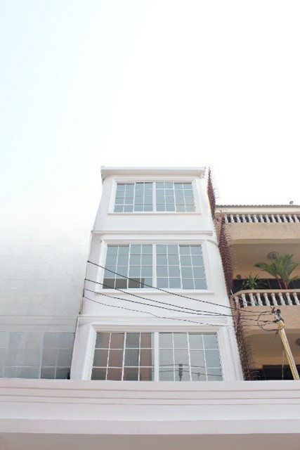  White CACARA BTSทองหล่อ 1.3 กม. ไม่เคยอยู่ ให้เช่า Studio ถ่ายภาพ  homeoffice 4ชั้น 7 แอร์ กว้างมาก 22ตรว. 290ตรม. เอกมัย 3-4นอน 4น้ำ