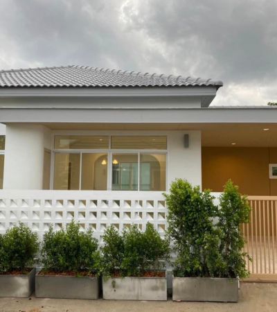 ติดต่อ หลิน 088 598 6998  Line ID: positive.agเพียง 2.39 ล้านบาท *ฟรีโอนบ้านชั้นเดียวสร้างใหม่ ห่างเซ็นทรัลเฟสฯ 7 กม. สภาพแวดล้อมดี ถนนด้านหน้าบ้านกว้าง 6 ม. *เครดิตดีมีเงินเหลือ .พื้นที่ใช้สอย 130 ตร.ม. ที่ดิน 44.7 ตร.ว.3 ห้องนอน 2 ห้องน้ำ 2 ที่จอดรถ 1 ห้องครัวพิกัด : สันนาเม็ง สันทราย ใช้วัสดุมาตรฐาน คุณภาพSCGออกแบบและควบคุมงานโดยสถาปนิก และวิศวกรโยธา ทุกขั้นตอนสถานที่สำคัญใกล้เคียง7 กม. จากเซ็น