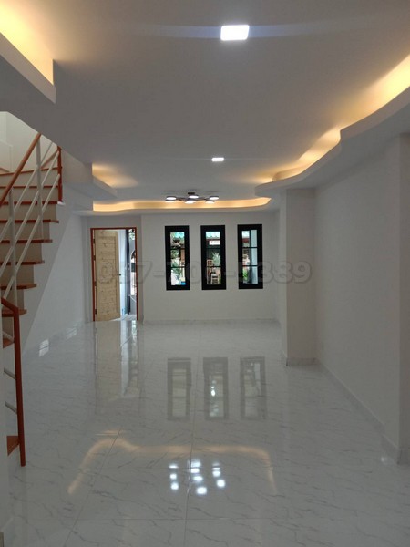 ขายทาวน์เฮ้าส์ ม.กฤษณาร่มเกล้า ร่มเกล้า12 ติดถนนร่มเกล้า 16 ตร.ว.