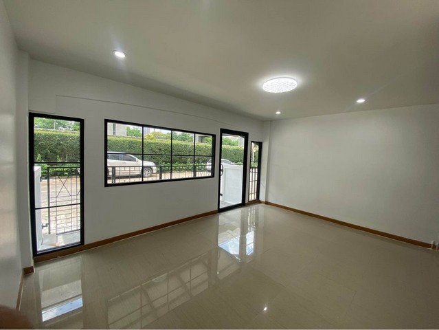 ให้เช่าทาวโฮม4 ชั้น  ติดถนนวิภาวดีรังสิต  ใกล้บีทีเอสสถานีจตุจักร และสถานีวัดเสมียนนารี  หมู่บ้านกลางเมืองมอลติ-คาโล รัชวิภา