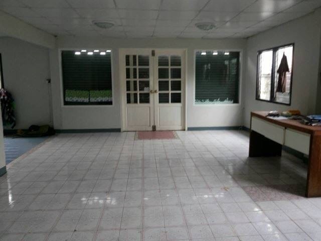 บ้านอาคารชั้นเดียว ให้เช่า 100ตรว. เหมาะทำเป็นที่เก็บสินค้า ไลฟ์สด อยู่ถนนสุทธิสาร ซอยสวรรค์วิถี ใกล้MRTเพียง1กิโล