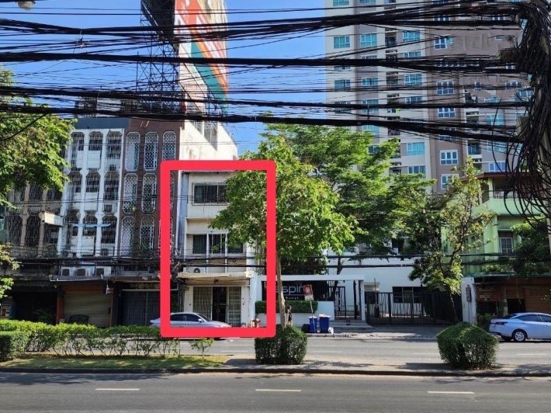     ขายอาคารพาณิชย์ ตึกพาณิชย์ พระราม4 พระโขนง สุขุมวิท 42 ทางด่วน BTS เอกมัย CODE: LUR-S0751 กล้วยน้ำไท KluaiNamThai- 3 นอน 2 น้ำ  #หายาก #ของมันต้องมี #เพื่อการค้า #ค้าขาย - 3 ชั้น ขนาด 12.7ตรว., พท.ใช้สอย 152 ตรม.- ขาย 15 ล้านบาท (ราคาต่อรองได้)สนใจโทร096-6436655 สมิทธิ์062-8169526 ลีLine: trixbrand------------------------------#CommercialBuildingforSale #Rama4 #Sukhumvit #Tollway #Sukhumvit42 #BTSEkkamai- 3 Bed 2 Bath #RareItem #Investment #Business- 3 Storey 12.7sqw., Usable Area 152 sqm.- Sale 15 MB (Price Negotiable)Location: https://maps.app.goo.gl/nUgGodVS39AxgCde9#LUR #lusciousrealty #realty #realestate #realestateagent #home #homeforrent #ho