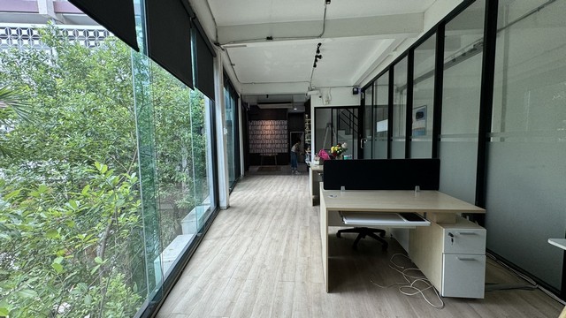 ให้เช่าพื้นที่ริมถนนเอกมัยชั้น 2เนื้อที่ใช้สอย 120ตรม.ผนังด้านข้างเป็นกระจกห้องดูโปร่ง สว่าง ทางขึ้นลงแยกส่วนไม่รบกวนกัน ร