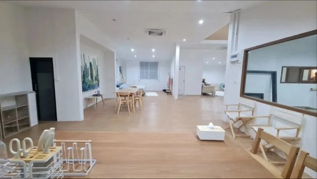 ขายบ้านเดี่ยว ชั้นเดียว 50 ตร.ว. สไตล์มินิมอล  เป็นสตูดิโอให้เช่าถ่ายภาพ วีดีโอ ได้ที่ตั้ง: ซอยเสรีไทย 23/1 แขวงคลองกุ่ม เขตบึงกุ่ม กรุงเทพมหานครรายละเอียดบ้าน- บ้านเดี่ยวชั้นเดียว 50 ตารางวา- พื้นที่ใช้สอย 180 ตร.ม.-  ไม่กั้นห้อง แบ่งโซน นอน นั่งเล่น รับแขก ครัว- 2 ห้องน้ำ- เป็นสตูดิโอให้เช่าถ่ายภาพ วีดีโอ ได้ หรืออยู่อาศัย- จอดรถได้คันเล็กได้ 2 คัน หน้าบ้านได้อีก 2 คัน- ส�