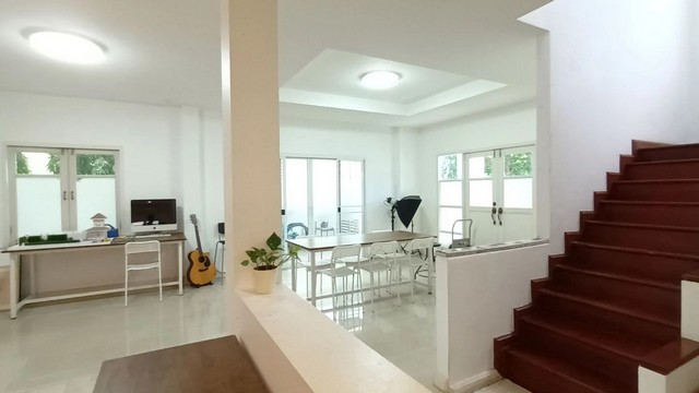 ขายบ้านเดี่ยว 2 ชั้น หมู่บ้าน วาสินีแกรนด์โฮม ลาดพร้าว 101 บ้านหันหน้าออกทางทิศตะวันออก ที่ตั้ง: ลาดพร้าว 101  แขวงคลองจั่น เขตบางกะปิ กรุงเทพมหานครรายละเอียดบ้าน- เนื้อที่ 60.3 ตารางวา - 3 ห้องนอน - 3 ห้องน้ำ- บ้านหันหน้าออกทางทิศตะวันออก - หน้าบ้านไม่มีเสาไฟฟ้า- ช่วงบ่ายถึงเย็นแสงแดดไม่ส่องเข้าหน้าบ้านไม่ร้อน - ร่มรื่น มีต้นไม้หน้าบ้าน และข้างสวน- เป็นโครงการขนาดเล�