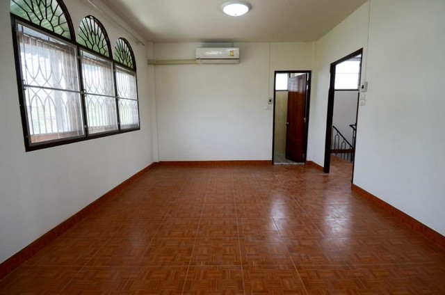 ให้เช่าบ้านเดี่ยว  2 ชั้น 3 ห้องนอน 2 ห้องน้ำ แอร์ 3 เครื่อง โชคชัย 4 ซอย 76