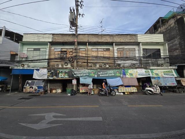 ขายที่ดินพร้อมสิ่งปลูกสร้าง 250 ตรว ย่านถนนจันทร์บางคอแหลม เจริญราษฎร์ เจริญกรุงแบ่งขาย 87 ตร.ว กับ 163 ตร.ว. ใกล้ทางด่วนศรีรัช รร.นานาชาติ SHREWBURYราคาขาย 65,000,000 บาท ( ค่าใช้จ่ายวันโอนฝ่ายละครึ่ง)ที่ตั้ง ถนนจันทร์ ซอยจันทร์51 แขวงวัดพระยาไกร เขตบางคอแหลม กรุงเทพมหานคร 10120ติดต่อ : คุณภัสพงณ์ 063-409-8164Line : deedaa23เนื้อที่ 250 ตารางวา หน้ากว้าง 20 เมตร ความลึก 104 เมตรแบ่งขาย- แปลงหน้า : 87 ตรวา.กว�