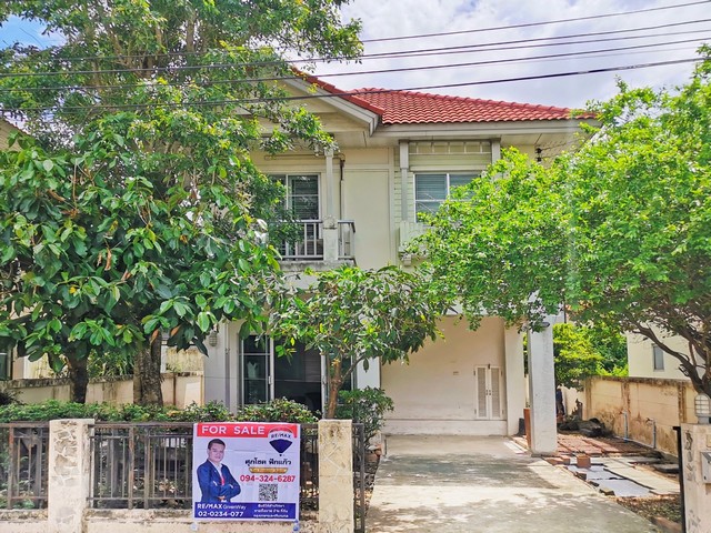 บ้านเดี่ยวรัตนาธิเบศร์ 49 ตร.ว. เดอะวิลล่า รัตนาธิเบศร์ ท่าอิฐ  ต้นโครงการ เสนอขายเพียง 3890000 บาท(ไซส์บ้านเดี่ยว ราคาถูกที่สุดในโครงการ)ประเภท บ้านเดี่ยวความสูง 2 ชั้น ที่ตั้ง  ซอยย่อย 1/6 ซ.ท่าอิฐ ต.ท่าอิฐ อ.ปากเกร็ด จ.นนทบุรี 11120เนื้อที่ 48.5 ตร.ว.พื้นที่ใช้สอย 150 ตร.ม.จำนวนห้อง  3 ห้องนอน 2 ห้องน้ำ 1 ห้องนั่งเล่น 1 ห้องครัว จอดรถ 2 คันตกแต่ง ผ้าม่าน เครื่องทำน้ำอุ่น ปั๊มน้ำแทงค์�