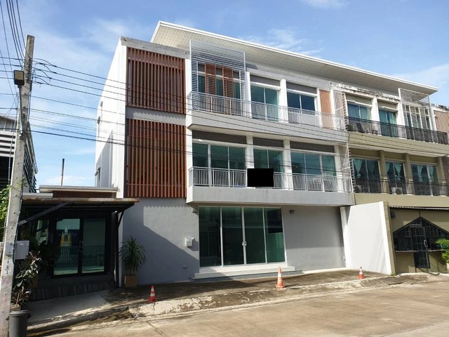 ขายโฮมออฟฟิส 3 ชั้น มายด์ ฮอฟฟ์ ร่มเกล้า-สุวรรณภูมิ Mind Hof Romklao-Suvarnabhumi ขนาด 50 ตรว. ทำเลศักยภาพสูง ใกล้สนามบินสุวรรณภูมิที่ตั้ง : มายด์ ฮอฟฟ์ ร่มเกล้า-สุวรรณภูมิ ติดถนนร่มเกล้า แขวงคลองสามประเวศ เขตลาดกระบัง กรุงเทพฯ 10520รายละเอียด - โฮมออฟฟิสสูง 3 ชั้น หลังมุม เป็นหลังพิเศษของโครงการ- ขนาดที่ดิน 50 ตรว. - พื้นที่ใช้สอย 400 ตรม.- 2 ห้องนอน 4 ห้องน้ำ - ที่จอดรถ 5-6 คัน- ต่อเติมเต็มพื้นที�