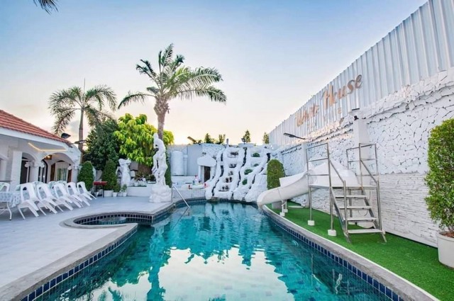 #ขายบ้านและเช่าทำรายวันรายเดือน 70,000/เดือน#พลูวิลล่าหรูขนาดใหญ่ราคาพิเศษ#ทำเลดีติดถนนสุขุมวิทใกล้หาดบางเสร่เฟอร์นิเจอร์ครบพร้อมเข้าอยู่ จะอยู่เองหรือจะทำกิจการพลูวิลล่าได้เลย    ????โลเคชั่นหมู่บ้าน(ติดถนนสุขุมวิท) ขนาดที่ดิน 144 ต.ร.ว. (222 ตร.ม.)✴️ราคา 12,500,000 บาท    ???? 4 ห้องนอน 5 ห้องน้ำ 2 ห้องรับแขก พร้อมระบบคาราโอเกะครัวไทยพร้อมอปุกรณ์โต๊ะพลู เครื่องเสียง และระบบไฟฟ