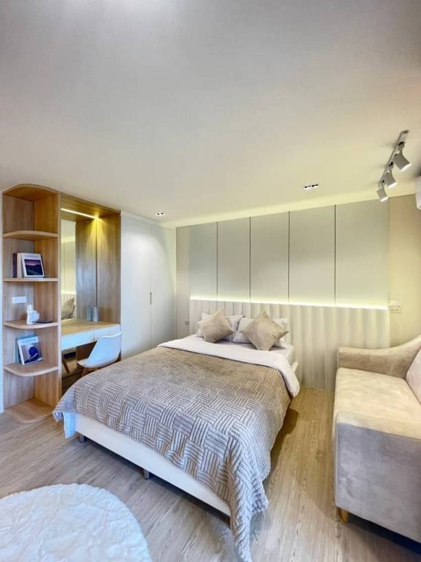 โควต้าต่างชาติ ขายเพียง 1.55 ล้าน 24 ตรม. #103คอนโด2 #นิมมาน ซอย 12 ใจกลางนิมมานเหมินท์ #ใกล้มช. สามารถให้เช่ารายวันผ่าน #Airbnb ได้ #เฟอร์นิเจอร์ครบ #หิ้วกระเป๋าพร้อมเข้าอยู่ได้เลยขนาด: 24 ตร.ม. ชั้น 31 ห้องนอน 1 ห้องน้ำ แยกโซนครัวเฟอร์นิเจอร์และเครื่องใช้ไฟฟ้าครบชุด:ชุดครัว  Built-in พร้อม  เตาไฟฟ้า  เครื่องดูดควัน ไมโครเวฟ ตู้เย็นSmart TV ขนาด 65 นิ้วเครื่องทำน้ำอุ่นเครื่องปรับอากาศ 1 เคร