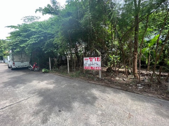 ขายที่ดินโชคชัย4ซอย40  เนื้อที่ 217 ตารางวา ราคา ราคา 19,096,000 บาท