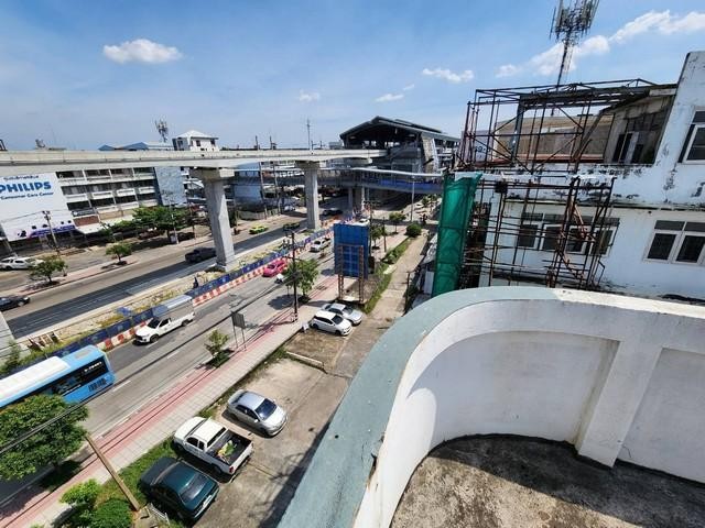 ให้เช่าอาคารพาณิชย์ 4คูหา ติดถนนศรีนครินทร์ ใกล้รถไฟฟ้าสายสีเหลืองสถานีศรีนุช เป็นตึกเปล่า ให้ฟรีรีโนเวท 60วัน