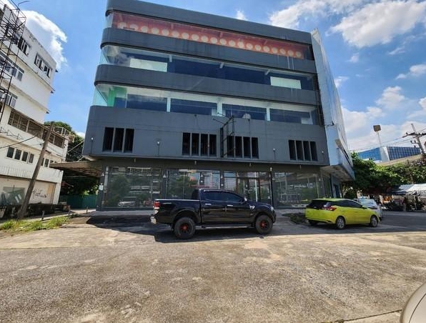  ให้เช่าอาคาร4คูหา ติดถนนศรีนครินทร์ ใกล้รถไฟฟ้าสายสีเหลืองสถานีศรีนุช 