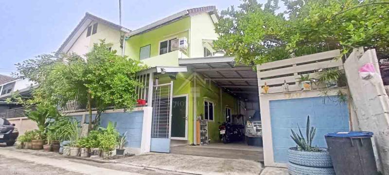 BHL749บ้านแฝด 2 ชั้น หมู่บ้าน ราญทอง พหลโยธิน 67 ใกล้ สนามบินดอนเมืองที่ตั้ง : แขวงอนุสาวรีย์ เขตบางเขน กรุงเทพมหานคร 10220รายละเอียดทรัพย์- ขนาด 40.10 ตร.ว. พื้นที่ใช้สอย 120 ตร.ม.- 4 ห้องนอน 2 ห้องน้ำ - 1 ห้องครัว- ที่จอดรถ 2 คัน- ต่อเติมหลังคาหน้าบ้าน,หลังบ้าน,หลังคาโรงจอดรถ และต่อเติมครัวไทย+พื้นที่ซักล้าง เรียบร้อยเเล้ว-หมู่บ้านอยู่ต้นซอย บรรยากาศร่มรื่น เป็นส่วนตัว เหมาะพักอ