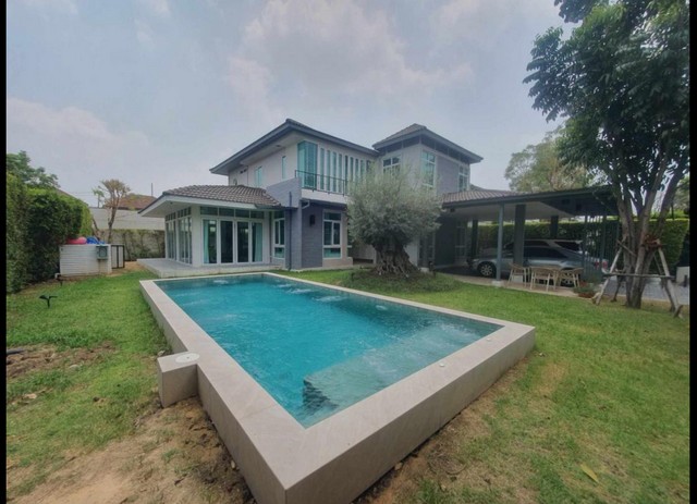 -เนื้อที่ใหญ่ 147 ตารางวา-พื้นที่ใช้สอยเกือบ 300 ตารางเมตร- มี 4 ห้องนอน 4 ห้องน้ำ พร้อมห้องแม่บ้าน ห้องทำงาน ห้องนั่งเล่น ห้องประชุม บริเวณชั้นล่างมีห้องนอนสำหรับแขกหรือผู้สูงอายุ- มีเคาน์เตอร์ครัวบิวท์อินมีระดับพร้อมใช้งาน -รอบบริเวณบ้านจัดสวน ต้นไม้ใหญ่ร่มรื่นสิ่งอำนวยความสะดวก-– สวนสาธารณะ-  ทะเลสาบ-  คลับเฮ้าส์-  สระว่ายน้ำ-  ฟิตเนส-  ซาวน่า สตรีม-  ห้องเด็กเล�