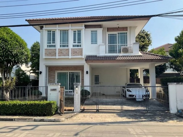 ขายด่วน บ้านเดี่ยว มัณฑนา พระราม9-ศรีนครินทร์ 60 ตรว. โครงกางรายล้อมด้วยสิ่งอำนวนความสะดวก เช่น ห้างสรรพสินค้า ร้านอาหาร โรงเรียนนานาชาติชั้นนำ และโรงพยาบาลที่มีชื่อเสียง และอื่นๆที่ตั้ง: ถนนกรุงเทพกรีฑา 7 แขวงหัวหมาก เขตบางกะปิ กรุงเทพฯรายละเอียดบ้านเนื้อที่ดิน 60 ตารางวาพื้นที่ใช้สอย 178 ตารางเมตร- 3 ห้องนอน - 3 ห้องน้ำ- ห้องนั่งเล่นชั้น 2 - ที่จอดรถ 2 คัน - เฟอร์นิ