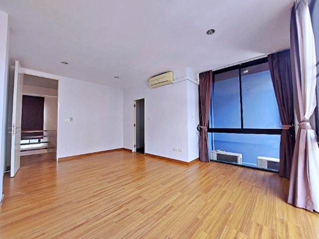 เมืองทองธานี แจ้งวัฒนะ31-37 ทาวน์โฮม3.5 ชั้น 200ตรม 27ตรวา 3-4นอน 3น้ำ 2จอดรถ กว้าง 5 เมตร แอร์ครบ 5 ตัว  ติดทางด่วน