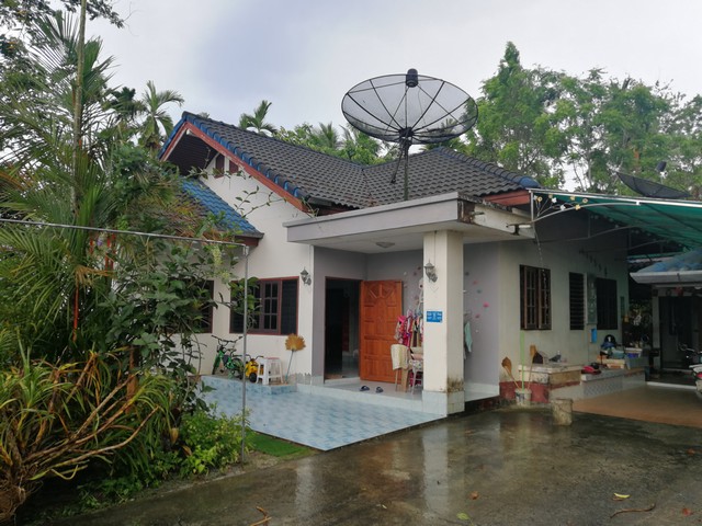   Code ID :  PGPLG-LB-A-660005  ราคา  2,800,000   บาท ▸ เนื้อที่ 97.60 ตร.ว  พื้นที่ใช้สอย 397.3 ตร.ม.  * 3 ห้องนอน 2 ห้องน้ำ   * 2 ที่จอดรถ   บ้านหันไปทางทิศตะวันตกเฉียงเหนือ  พิกัดทรัพย์ : https://maps.app.goo.gl/YfnLKonktkVMkcoz6  สถานที่ใกล้เคียง  ▸ใกล้  โรงพยาบาลตะโหมด ▸ใกล้  โรงเรียนตะโหมด ▸ใกล้  โลตัส แม่ขรี ▸ใกล้  โรงพยาบาลป่าบอน  สอบถามเพิ่มเติม / นัดชม โทร. 097-419-5982(พลอย) โทร. 096-932-4624(ออมสิน) Line : @panaya (มี@ด้านหน้า)  ปรึกษาสินเชื่อฟรี One Stop Service ดูแล