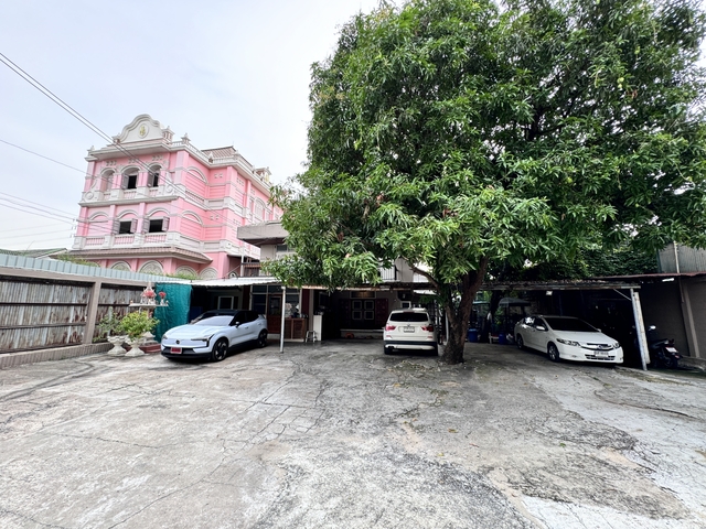 ขายที่ดินพร้อมบ้าน ทำเลทอง! ติดริมน้ำ 212 ตร.ว. ซอยวัดใหญ่ศรีสุพรรณ, ธนบุรีทำเลศักยภาพ: เหมาะสำหรับทำบูทิคโฮเทล, หอพัก, ลงทุน หรืออยู่อาศัยเอง วิวสวยมาก พร้อมศาลาริมน้ำรายละเอียดที่ดิน:• ขนาด: 212 ตร.ว.• หน้ากว้าง: 19 เมตร• ความลึก: 48 เมตร• ติดคลองบางไส้ไก่และคลองบางกอกใหญ่: เส้นทางผ่านทัวร์ทางน้ำ เหมาะสำหรับทำบูทิคโฮเทล, หอพัก หรือซื้อลงทุน• สิ่งปลูกสร้าง: มีบ้านพั